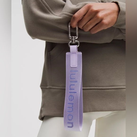 NWT NEVER LOST KEYCHAIN Lavender Frost/Galactic Cobalt - Lululemon light purple - Picture 2 of 7